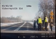 POLICJANCI POMAGAJĄ PCHAĆ SAMOCHÓD