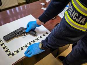 bron na białej karce leżącej na stole