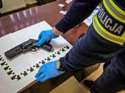 bron na białej karce leżącej na stole