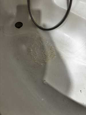 NARKOTYKI W POSTACI KRYSZTAŁU I SUSZU ZIELONEGO W TOALECIE, ZLEWIE I WANNIE