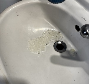 NARKOTYKI W POSTACI KRYSZTAŁU I SUSZU ZIELONEGO W TOALECIE, ZLEWIE I WANNIE