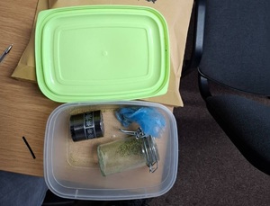 NARKOTYKI W POSTACI KRYSZTAŁU I SUSZU ZIELONEGO W TOALECIE, ZLEWIE I WANNIE