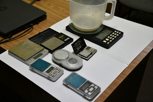 zabezpieczone wagi, pieniądze, krutkofalówki, folie, zgrzewarka