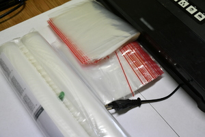 zabezpieczone wagi, pieniądze, krutkofalówki, folie, zgrzewarka