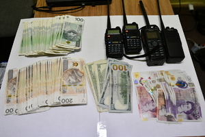 zabezpieczone wagi, pieniądze, krutkofalówki, folie, zgrzewarka