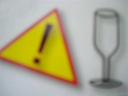 kieliszek i znak z wykrzyknikiem
