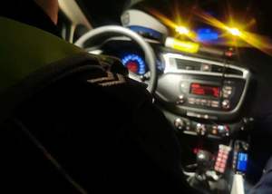 policjant w radiowozie