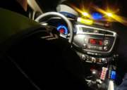 policjant w radiowozie