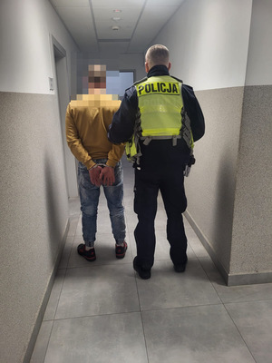 policjant z zatrzymanym