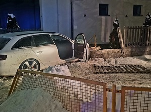 pojazd i w tle budynek