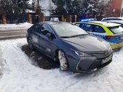 granatowy pojazd i radiowóz