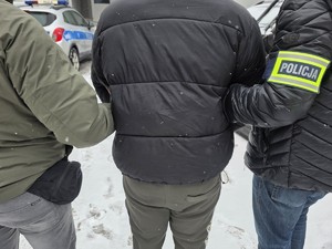 zatrzymany i policjanci