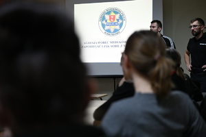 instruktorzy szkolą medyków