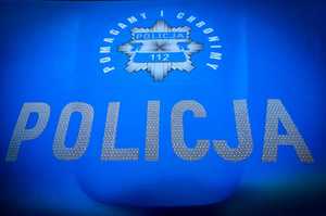 na niebieskim tle napis policja 112 pomagamy i chronimy