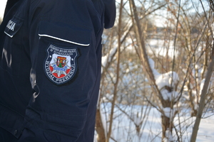 emblemat KMP w Suwałkach wydział prewencji umieszczony na ramieniu kurtki