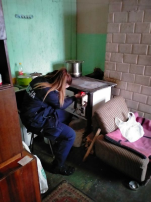 policjantka stoi przy piecu