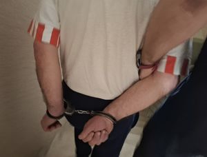 zatrzymany w kajdankach