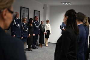 Uroczystość z okazji Święta Służby Cywilnej
policjanci i pracownicy w sali