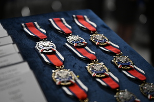 Uroczystość z okazji Święta Służby Cywilnej
policjanci i pracownicy w sali