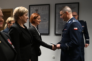 Uroczystość z okazji Święta Służby Cywilnej
policjanci i pracownicy w sali
