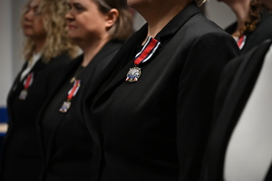 Uroczystość z okazji Święta Służby Cywilnej
policjanci i pracownicy w sali