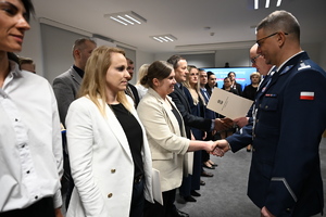 Uroczystość z okazji Święta Służby Cywilnej
policjanci i pracownicy w sali