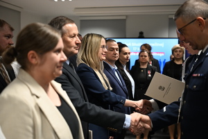 Uroczystość z okazji Święta Służby Cywilnej
policjanci i pracownicy w sali