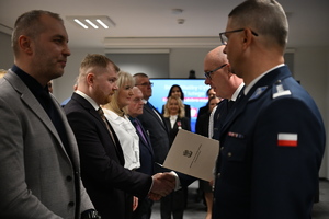 Uroczystość z okazji Święta Służby Cywilnej
policjanci i pracownicy w sali