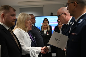 Uroczystość z okazji Święta Służby Cywilnej
policjanci i pracownicy w sali