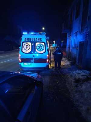 ambulans i policjant stojący obok
