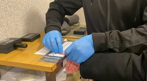 czynność pobierania odcisków palców