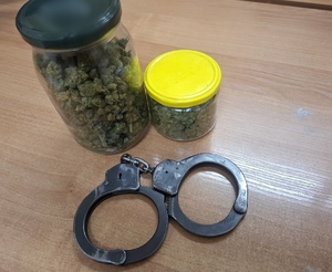 w słoiku susz roślinny i kajdanki