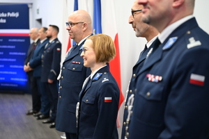 policjacni podczas zakonczenia