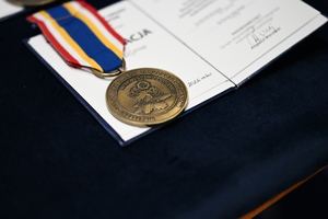 policjacni podczas zakonczenia