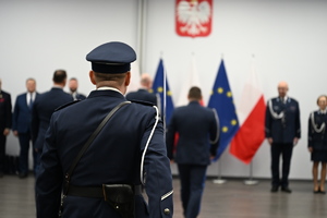 policjacni podczas zakonczenia