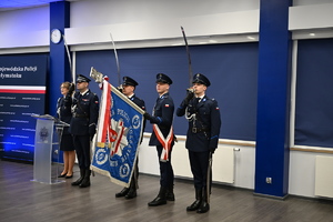 policjacni podczas zakonczenia