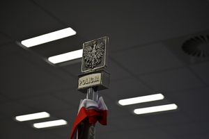 policjacni podczas zakonczenia