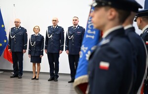 policjacni podczas zakonczenia