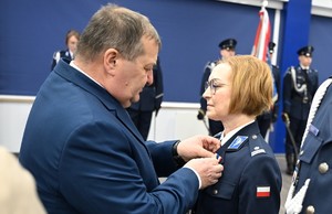 policjacni podczas zakonczenia