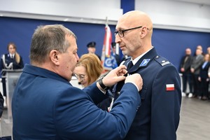 policjacni podczas zakonczenia