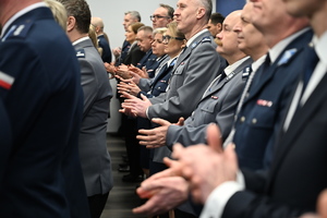 policjacni podczas zakonczenia