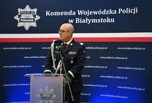 policjacni podczas zakonczenia