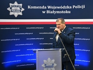 policjacni podczas zakonczenia