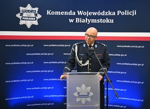 policjacni podczas zakonczenia