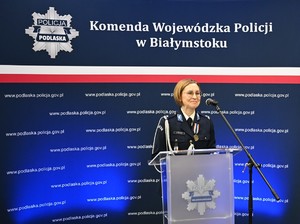 policjacni podczas zakonczenia