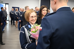 POLICJANTKA PODCZAS ZAKONCZENIA