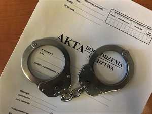 teczka napis akta i kajdanki