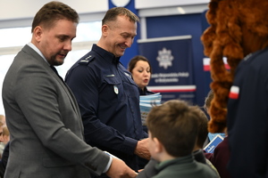 Inauguracja V edycji akcji pn. „Dziecięca Szkoła Bezpieczeństwa” policjanci i dzieci