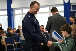 Inauguracja V edycji akcji pn. „Dziecięca Szkoła Bezpieczeństwa” policjanci i dzieci