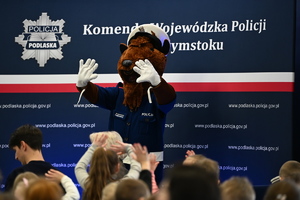 Inauguracja V edycji akcji pn. „Dziecięca Szkoła Bezpieczeństwa” policjanci i dzieci